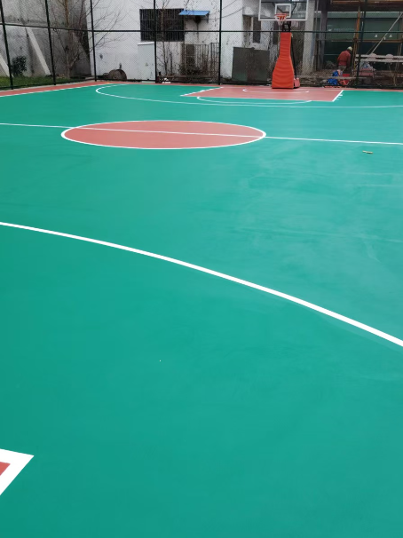 城关 球场长期使用易出现地面开裂